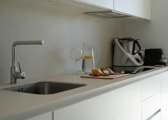 Vivi Homes - Sunset Pool, Sauna, Gym & Apartment